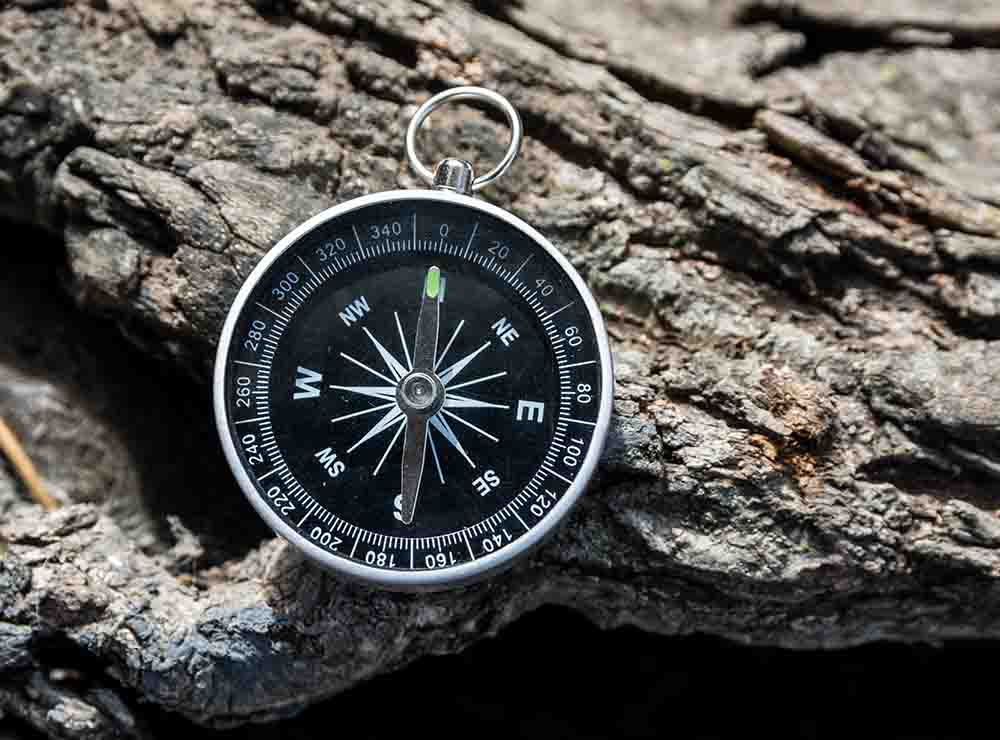 Coaching: Foto von einem Kompass auf einem Stein.